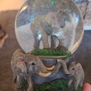 Elephant snowglobe